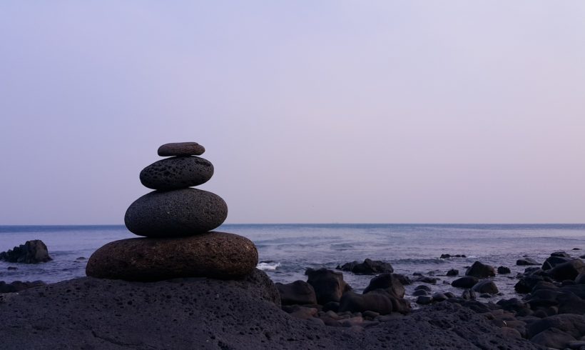 PRATYĀHĀRA – LA CONSCIENCIA DE LOS SENTIDOS PRATYĀHĀRA – LA CONSCIENCIA DE LOS SENTIDOS